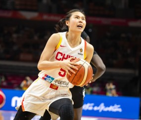 BOB半岛-进攻回暖防守值得商榷，老将发威女篮拿下关键一战，双塔并非万能