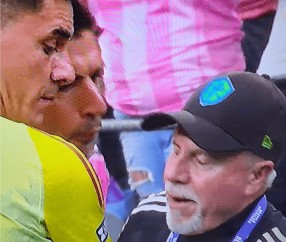 向对手吐口水！38岁苏亚雷斯被禁赛6场 受害者：我还以为他要咬我