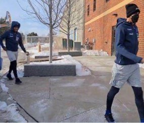 BOB半岛体育-奇葩比赛!美国足球史上最冷一战 球员蒙面踢球